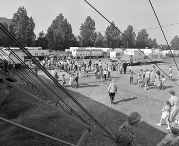 882852 Afbeelding van bezoekers aan het circusterrein van Circus Krone bij de Weg der Verenigde Naties te Utrecht.
